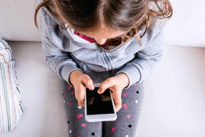 Mobilní zdravotní aplikace jako pomocný nástroj při léčbě atopické dermatitidy u dětí: Randomizovaná kontrolovaná studie