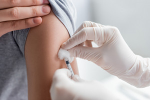 Doporučení k očkování u pacientů s psoriázou a atopickou dermatitidou na biologické léčbě: Praktický průvodce